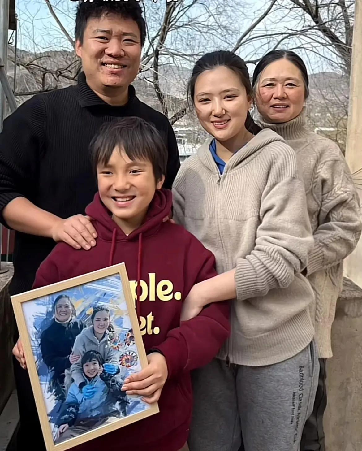 女子摆摊擦鞋，一男子指着旁边的清洁剂说：“这些我都要了，咱们聊会天吧！”没想到，