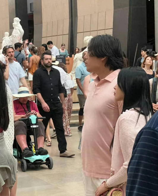 秦昊夫妇牵手逛展览，秦昊胖成高晓松，伊能静小鸟依人驭夫有术！