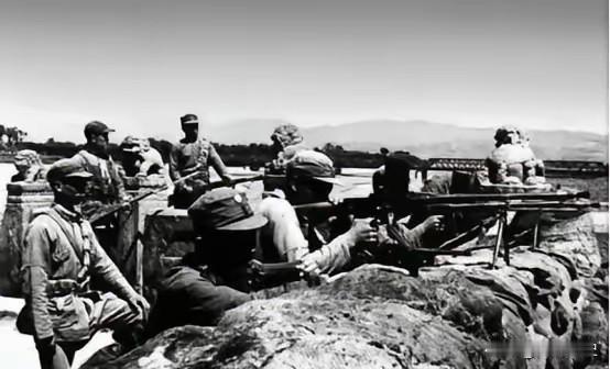 1939年，正在清点战利品的八路军缴获一门木头做的假炮，刚想要烧了，旁边的杨得志