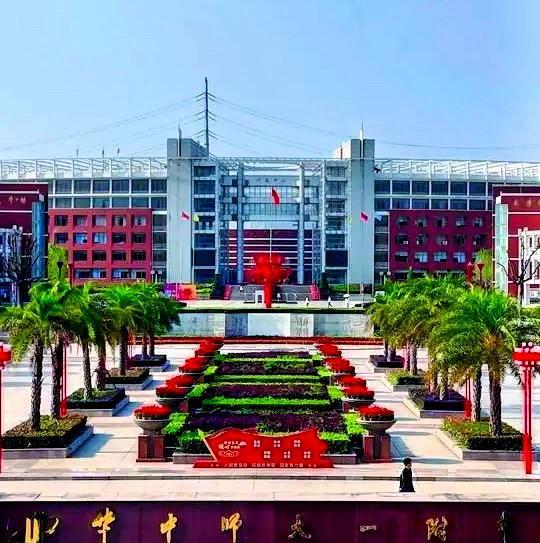 高考就像一面照妖镜，让武汉名校华师一附中现了原形。在今年的全国高考成绩公布后，