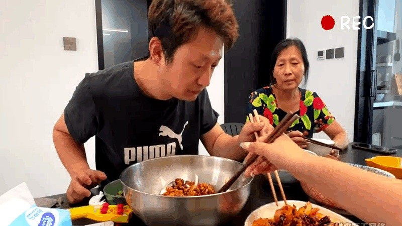 这婆婆的操作属实让人迷惑。时代变了，条件好了，吃顿好的怎么了？非得忆苦思甜，用过