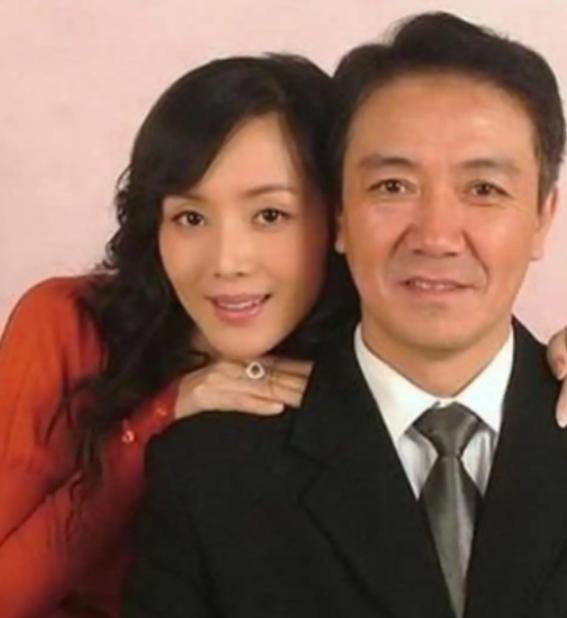 2006年李幼斌凭《亮剑》爆红。同年他和妻子张瑞琪离了婚。他把房子和860万存款