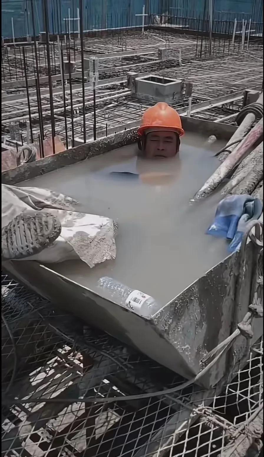 昨天北京35度，温度确实有点高，天气太热工人都热的受不了，工人们现在都是中午11