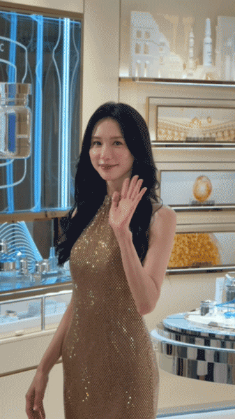 林志玲依旧曼妙 林志玲姐姐今天出席线下活动的状态真的太夸张了吧！仪态好到不行，脸