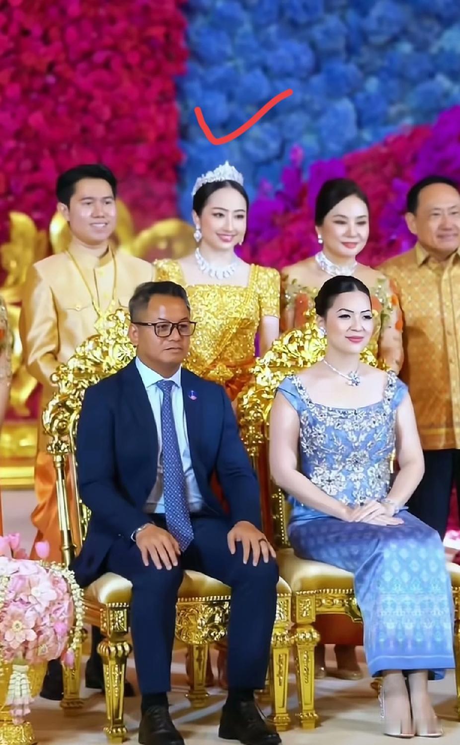 都说现任柬埔寨国防部长狄西哈的夫人形象、气势够高贵和美丽动人了。但是如果细心观察