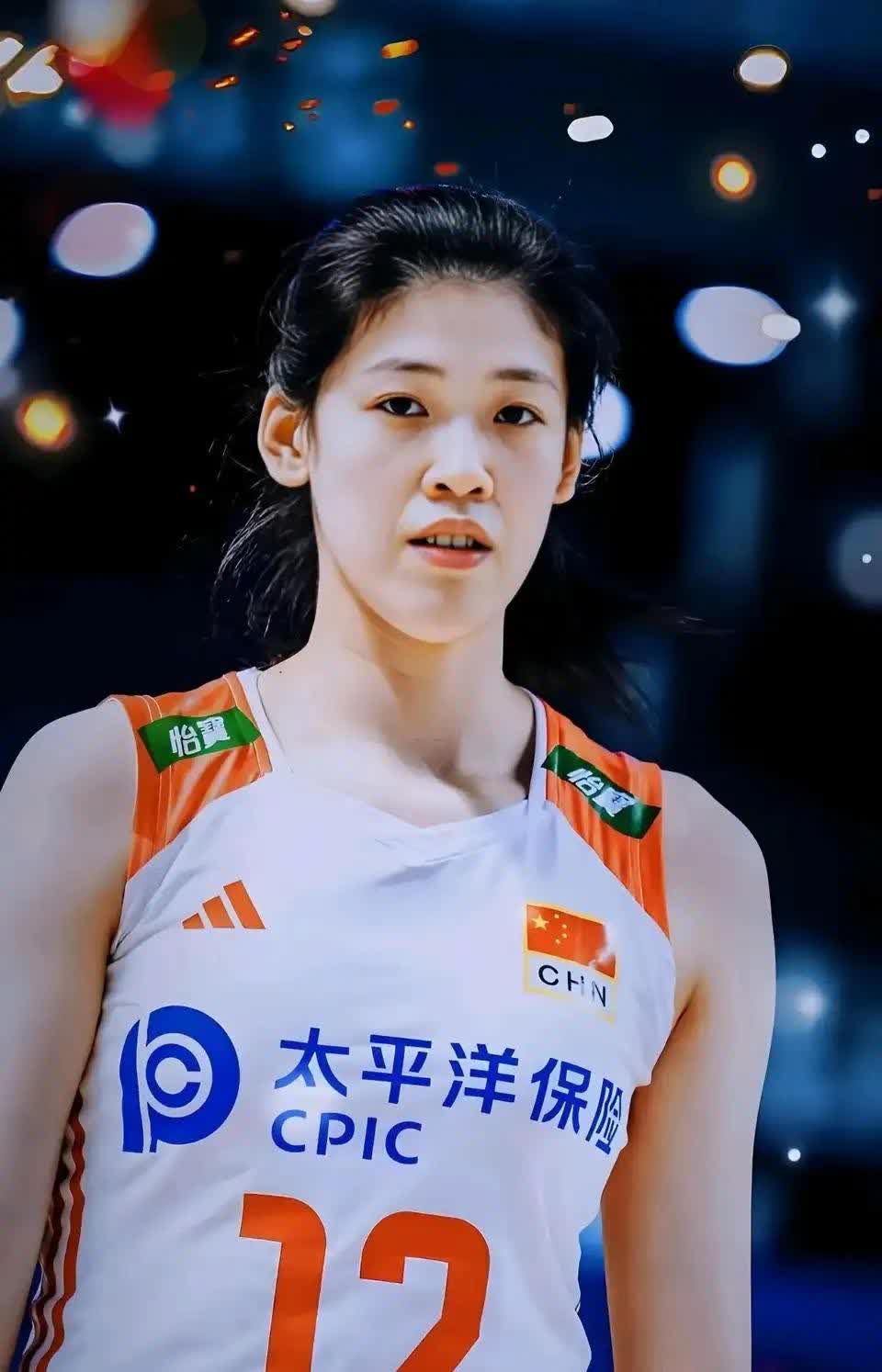 必须李盈莹呀！无论从哪方面讲!李盈莹扣高可以多次达到3.0+米以上，最高扣高