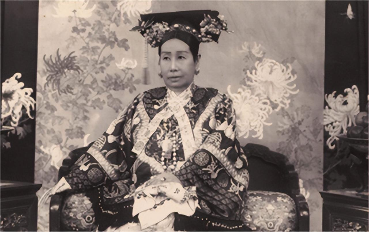 1900年，慈禧狼狈逃窜至山西首富家，临行时，慈禧让乔家借她10万两，乔致庸扑通