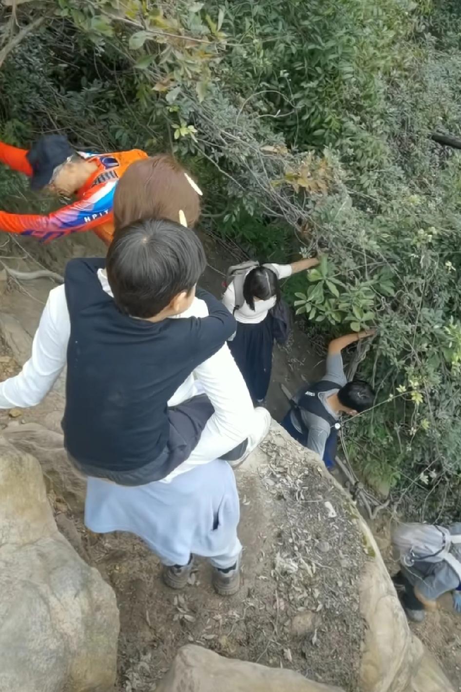 一定要带娃爬这个吗?有些小仙女就是这样的，然后迷失在:做妈妈真是不容易的赞誉里