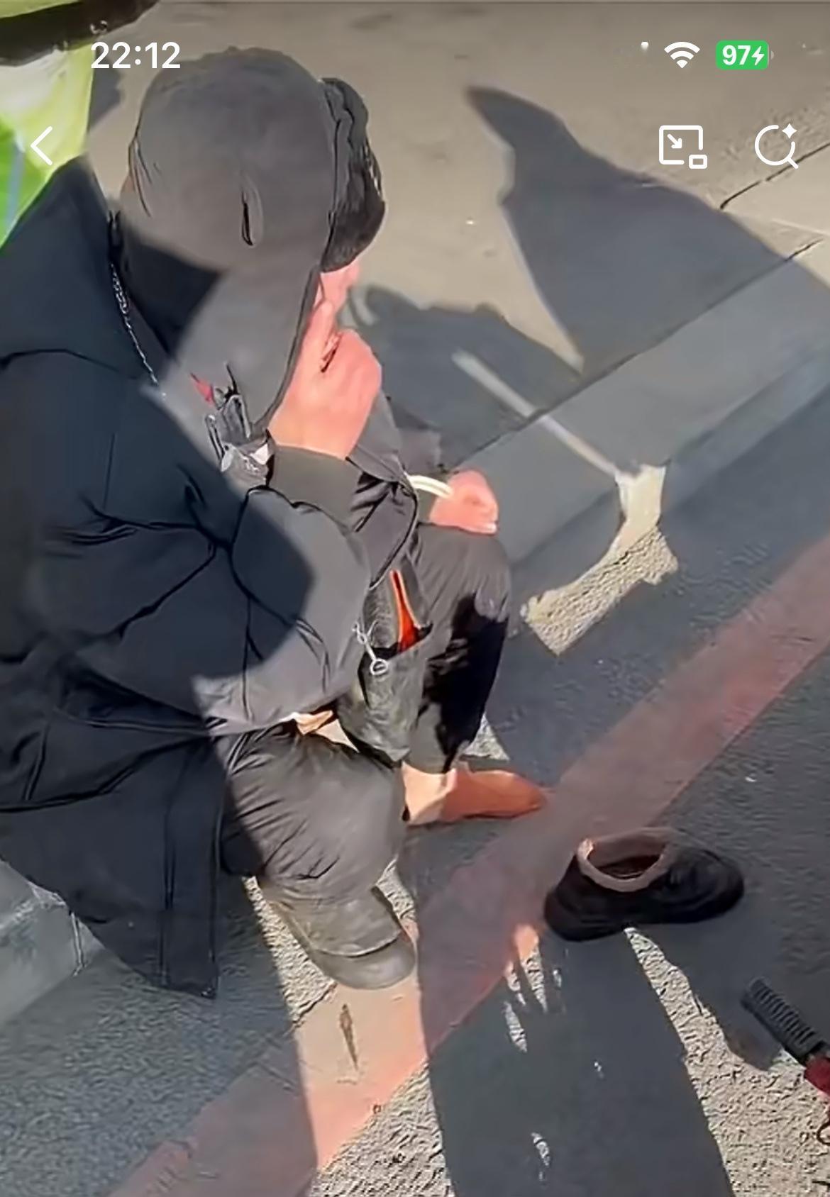 辽宁大姐刚从银行取的11.6万，遇到蹊跷车祸钱没了，这感觉不像意外。大姐去银行取