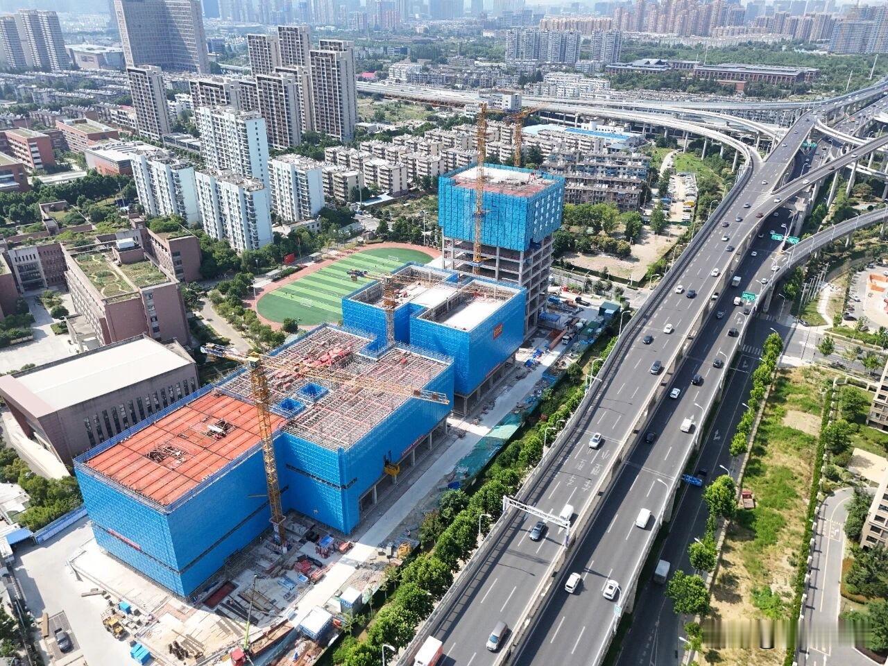 东部新中心，合肥物联网科技产业园三期，项目首栋主体结构顺利完成封顶～合肥物联