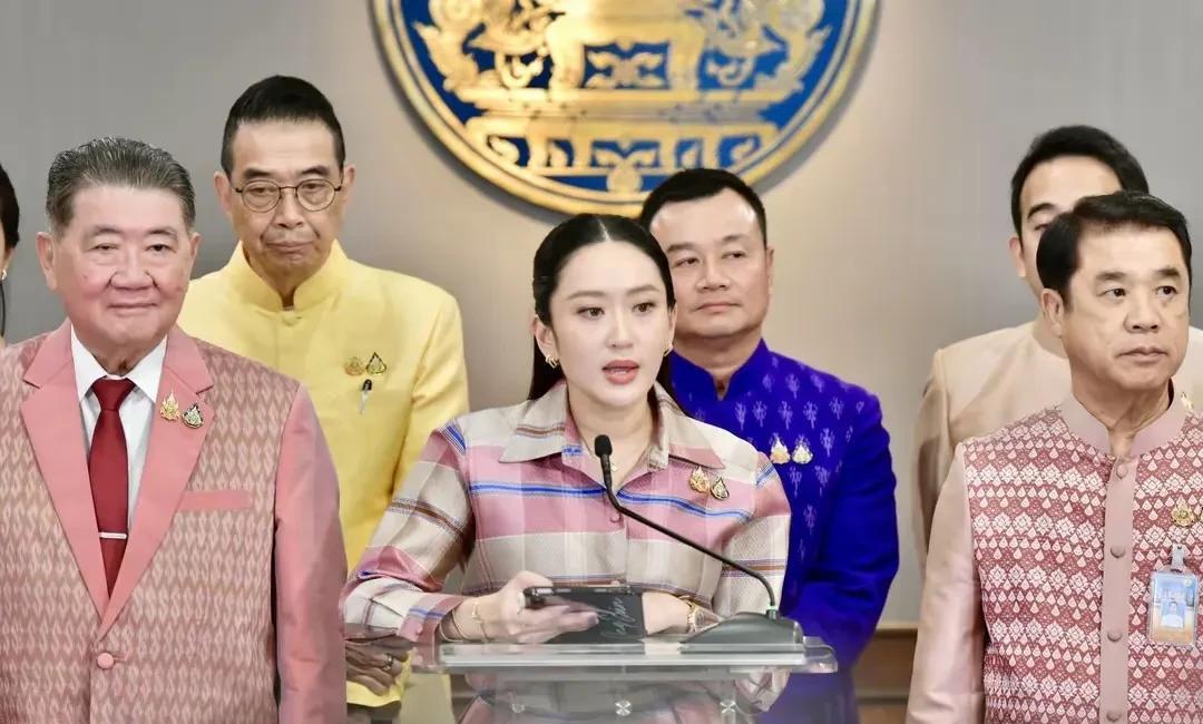 佩通坦，一句话给柬埔寨化了红线！7月24日，泰国前总理、现文化部长佩通坦面对记者