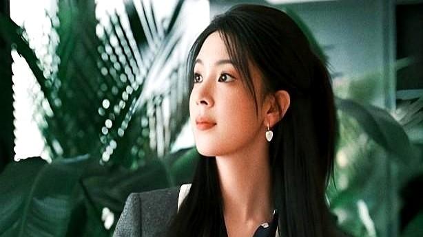 这两天再看陈瑶，最先撞进眼里的不是“甜”，而是松。早年她凭《无心法师》里的岳绮