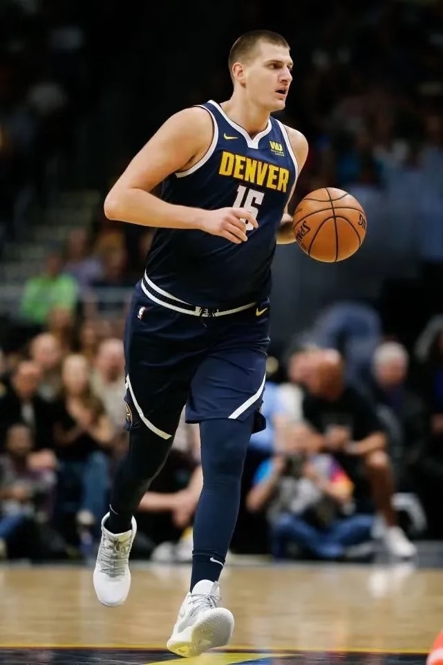 约基奇的数据5项联盟第一+1项唯一1、场均13.1篮板——联盟第一；2、场均10