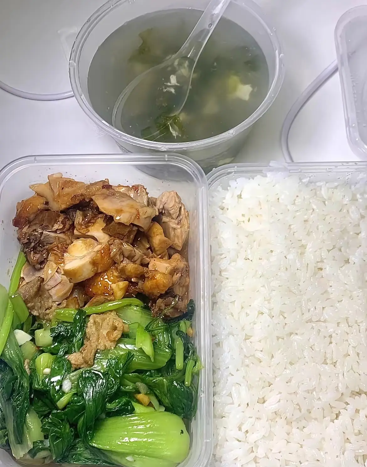 在小区附近一家快餐店12元的饭，被狠狠惊到！这一堆12块。咱就想问问，这价格在