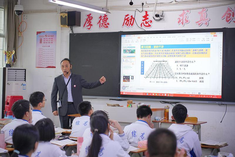 我们学校以前有个老师，上课是真不行。照本宣科、语调平得像心电图，学生睡倒一片。有