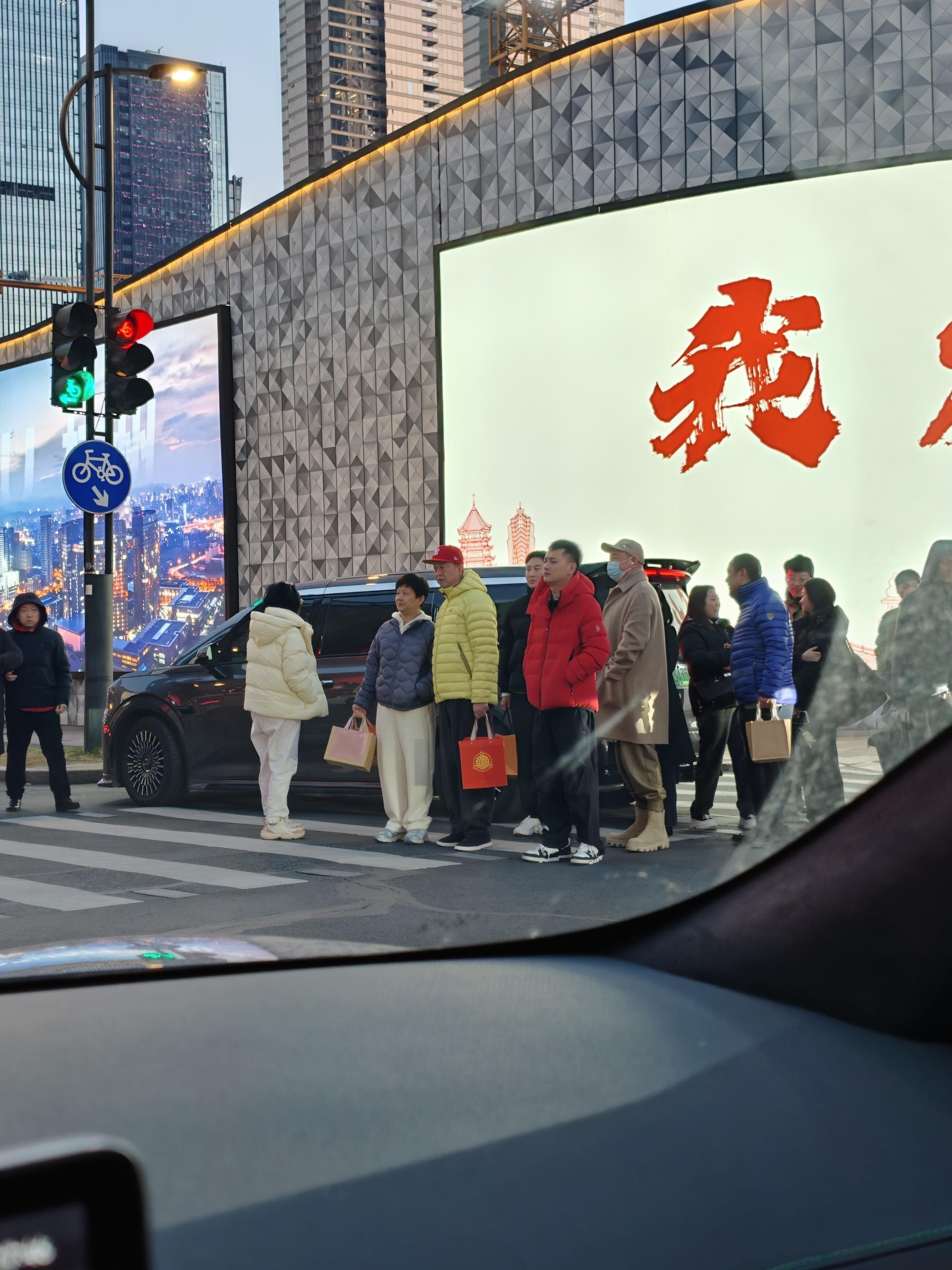 极氪极氪009已经成为杭州街车了，真的是随处可见，来万象城转转，全是009杭州