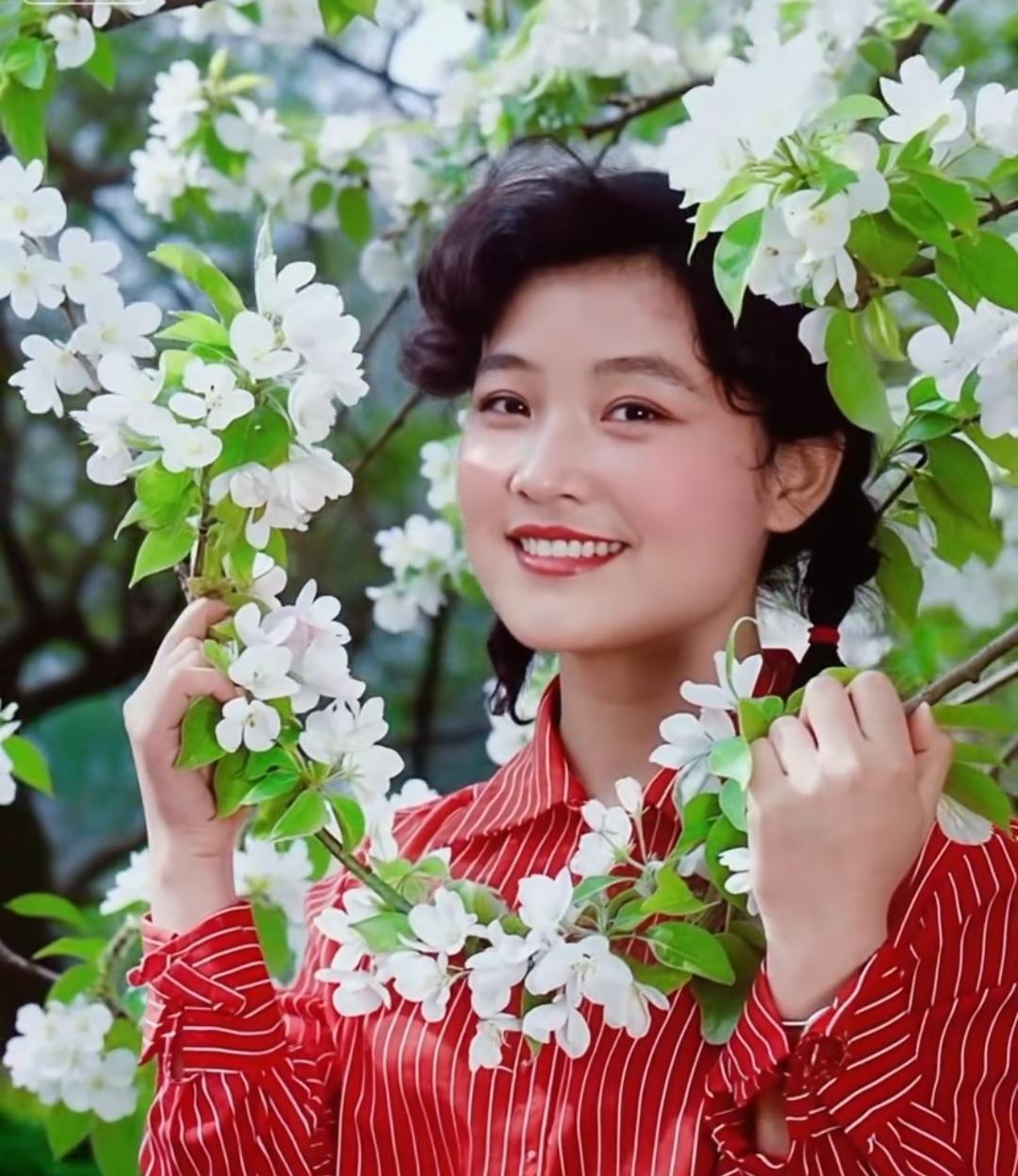 谁让她当年迫不及待移民美国，要不然大阅兵绝对邀请她！好好的中国演员不当，跑到美国