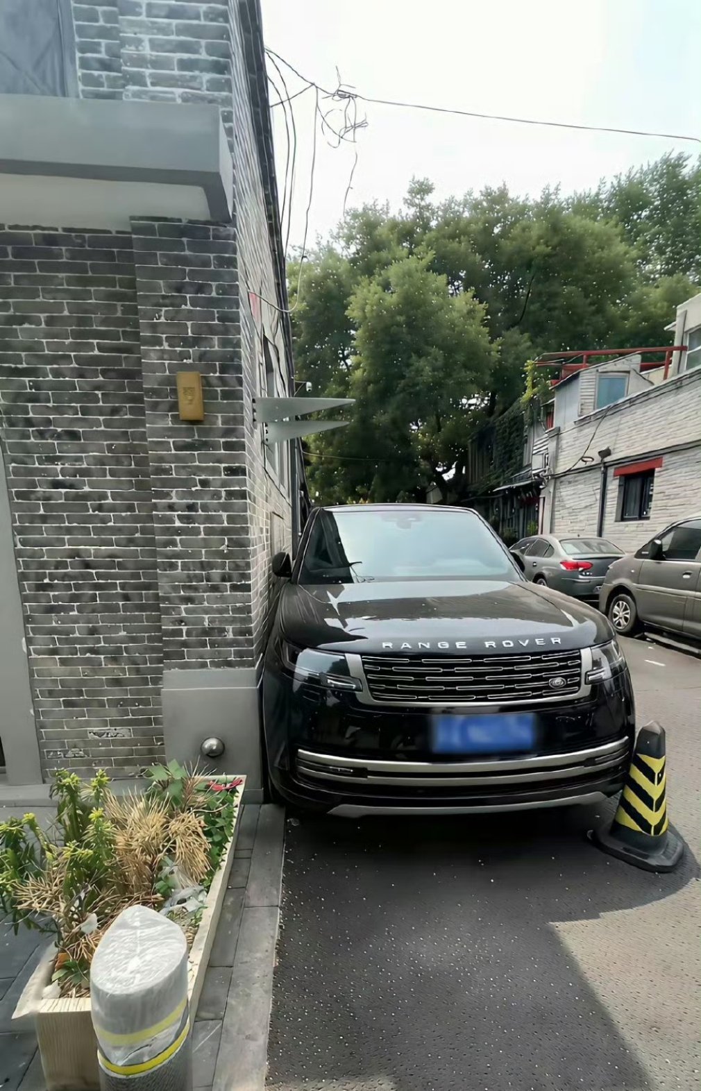 没有20年驾车经验，停不了这么严丝合缝。​​​