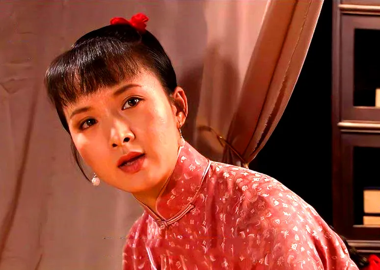 《大宅门》片头曲郭宝昌名字出现时，伴随名字出现的是下方一个跪着的小人，那是郭宝昌