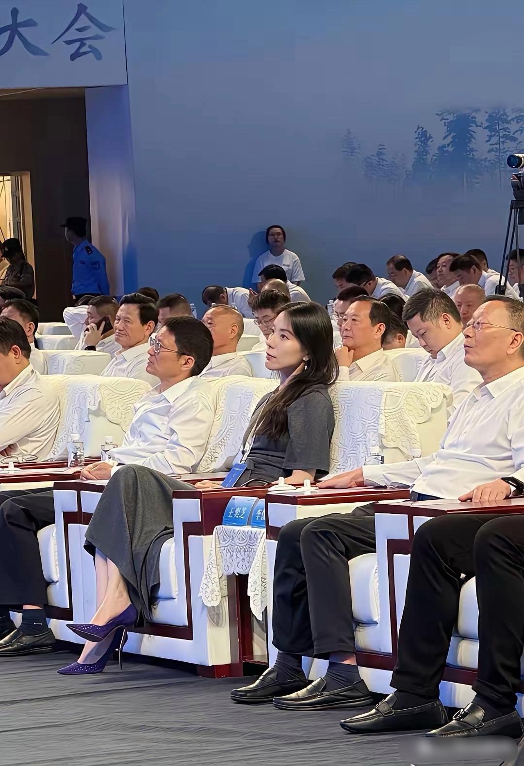 不得不说蔚来老板娘确实漂亮，我一个女都要看多两眼