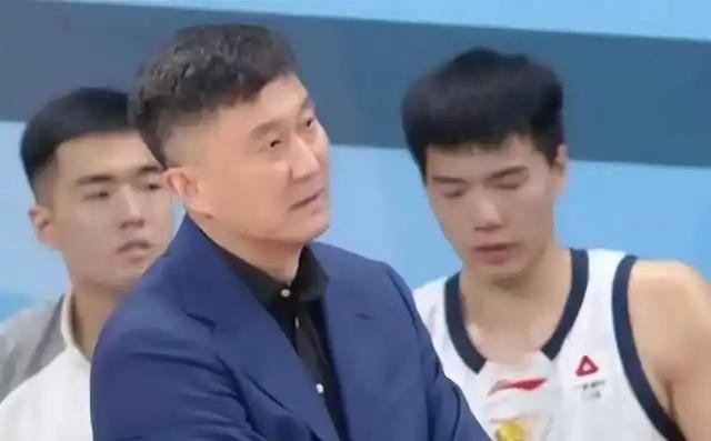 北京男篮近期状态稳健，六战五胜，仅负于上海队，稳居积分榜前列。然而，伤病隐患