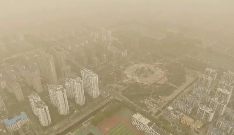 甘肃这一年的沙尘暴是四十年来最为严重的，沙尘暴隔三差五就会出现，平均气温也升高了