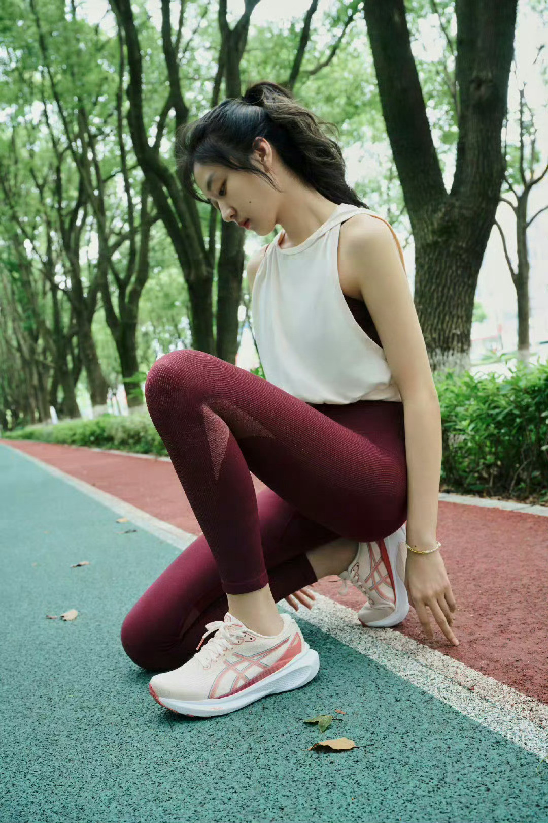 孙千瑜伽裤大秀美腿最后一张好好看​​​