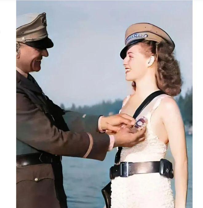 20世纪三十年代，美国，男上司正在给一名女警授勋，原本是正常不过的一件事，但女警