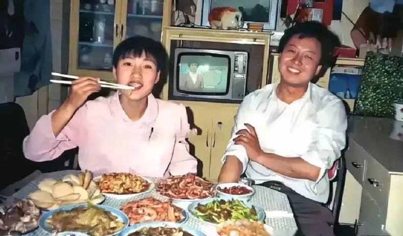 这张照片拍摄于1986年5月，川棉一厂女职工夫妇在家里吃饭时的合影。那时候的川棉