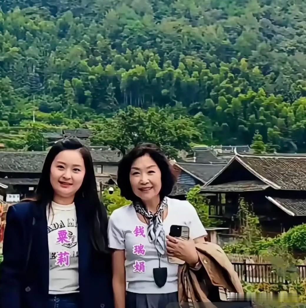 这是粟裕大将次子粟寒生夫人钱瑞娟与女儿粟莉，在老家故居前的一张非常珍贵的合影。