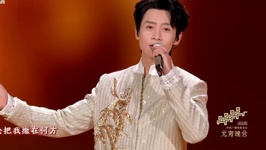 央视真的很会选人，魏晨和刘宇宁同框合唱，太暖人了谁会想到，40多岁的魏晨和3