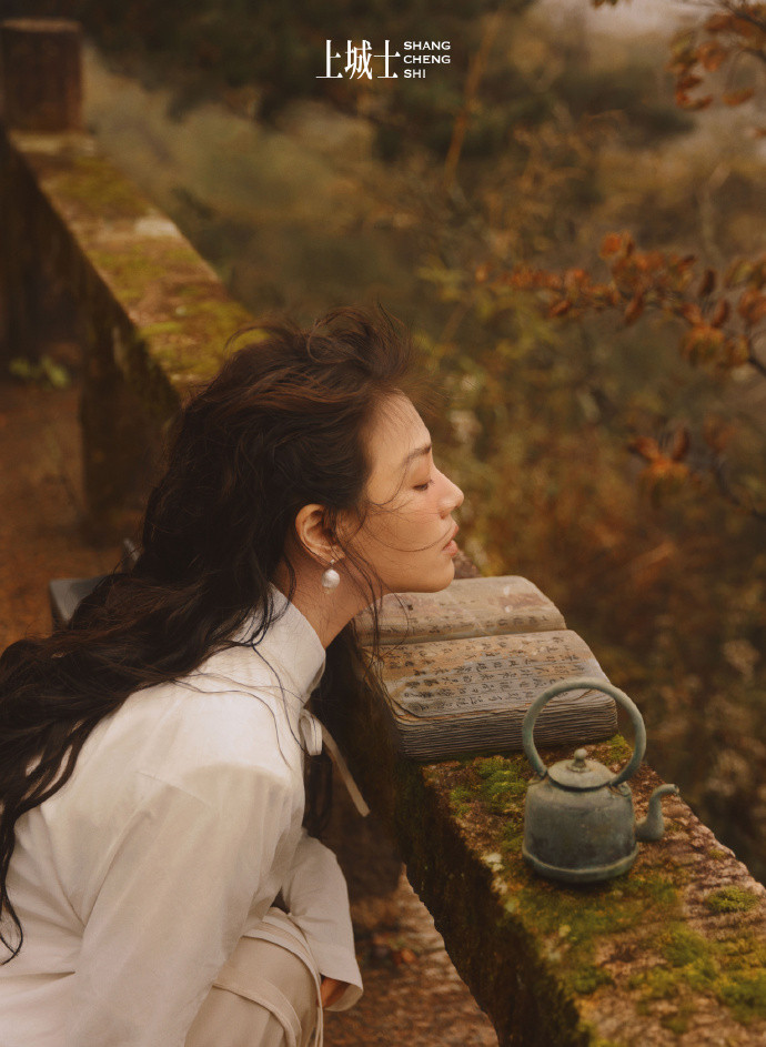 马思纯上城士这组大片拍的好有意境，人与景和谐的恰到好处