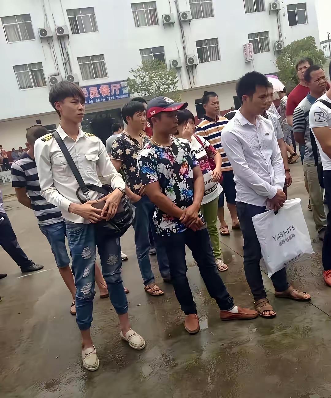 没想到大名鼎鼎的广西第一网红许华升，曾经也挤在厂门口的面试人群里！你看照片里