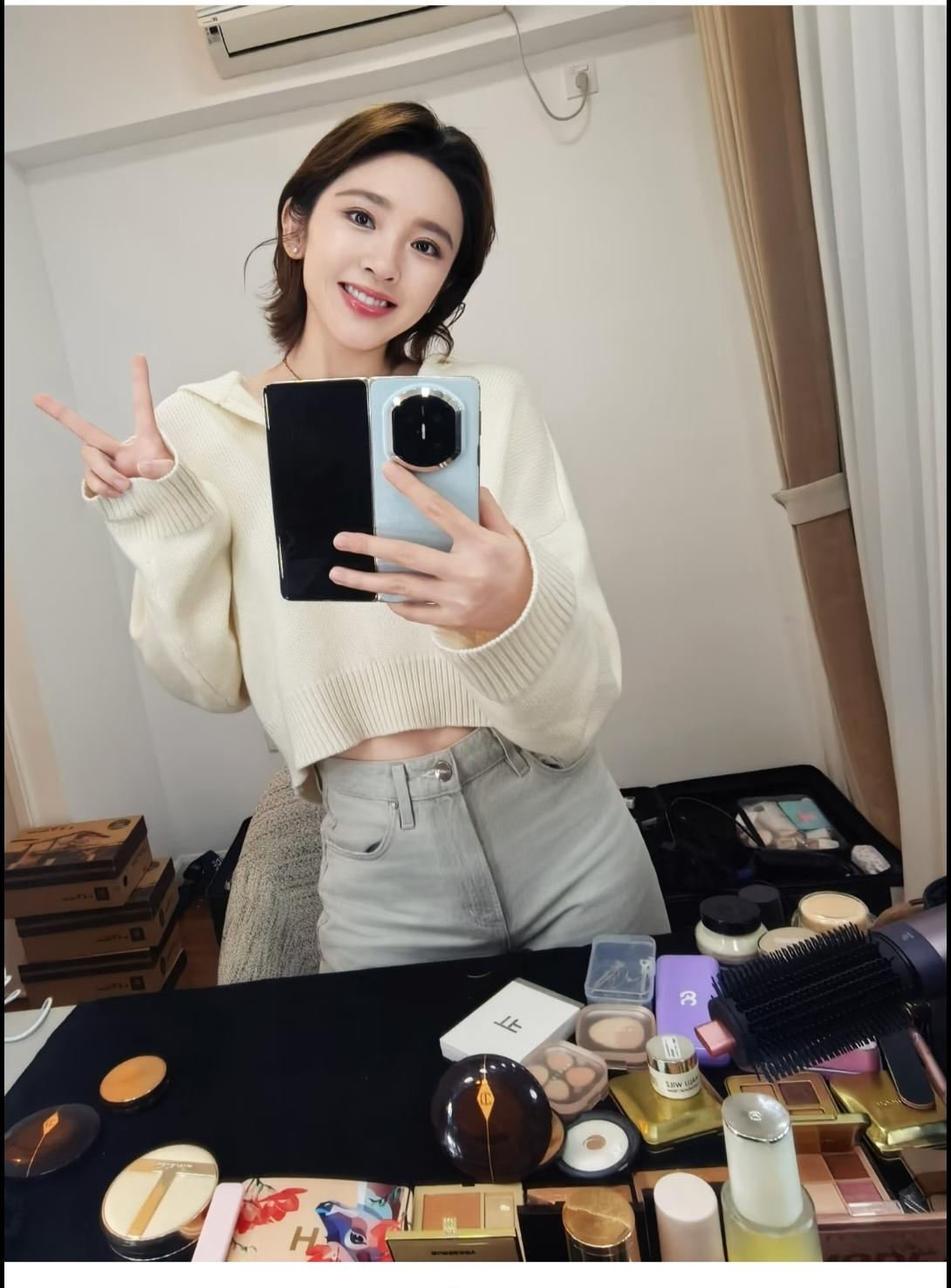 唐艺昕，虽然短发不如长发好看，但看起来很减龄。