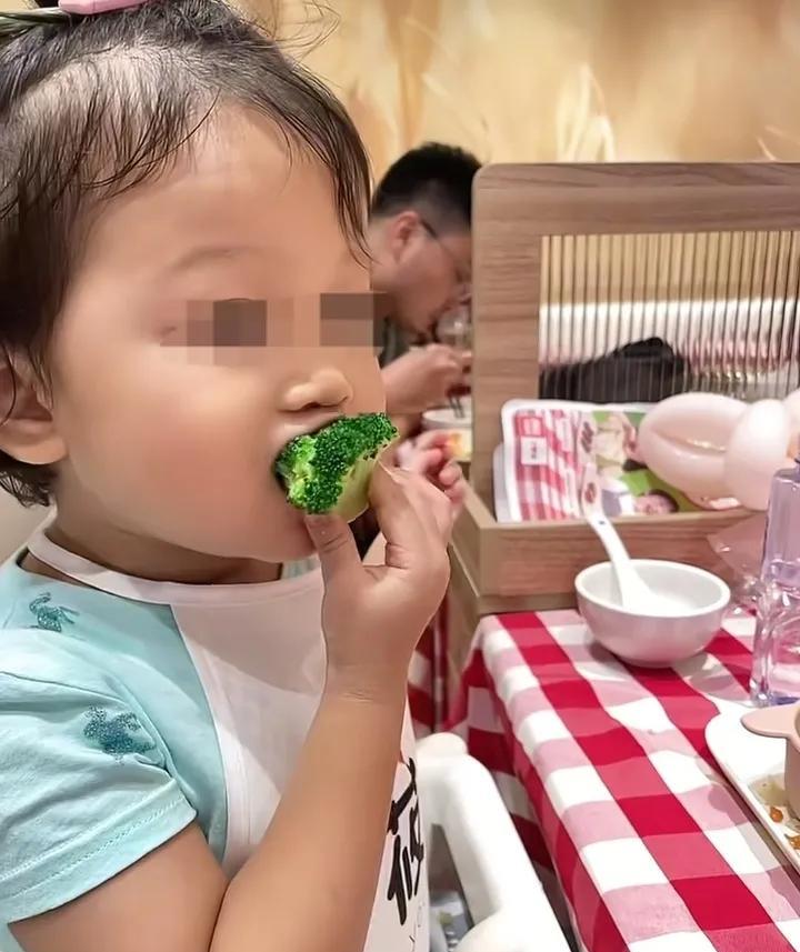 这些懒父母原本觉得自己带着孩子去吃那么贵的营养儿童餐，是作为懒父母爱孩子最后的体
