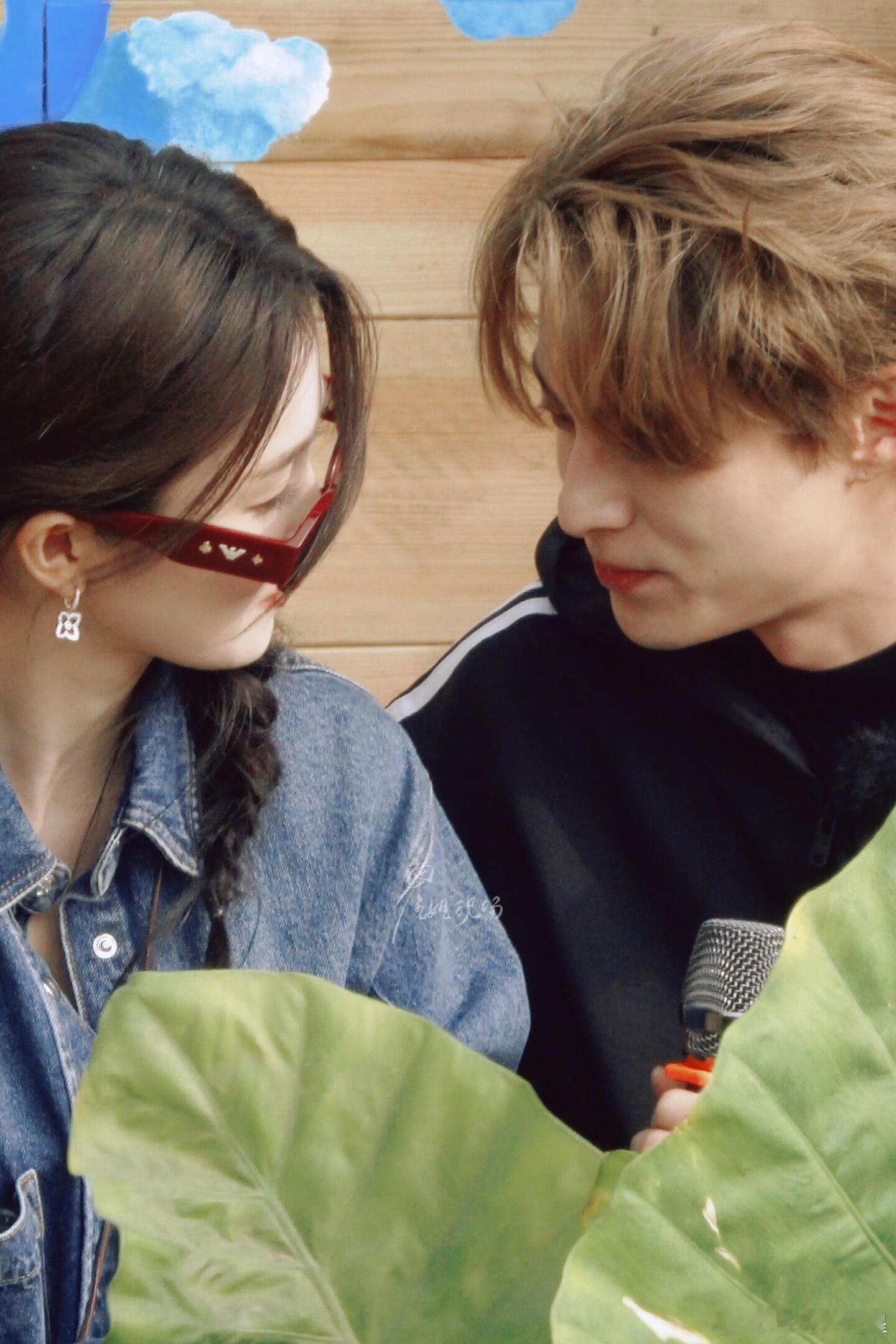 好多路透，白鹿和王鹤棣对视，相互依偎的都有手机壁纸有了王鹤棣白鹿买了一车东西