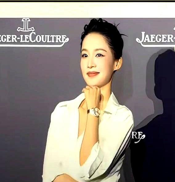 李沁红毯穿高腰阔腿裤，直接把裤装推上时尚C位。以前都是裙子配珠宝，现在裤子也能