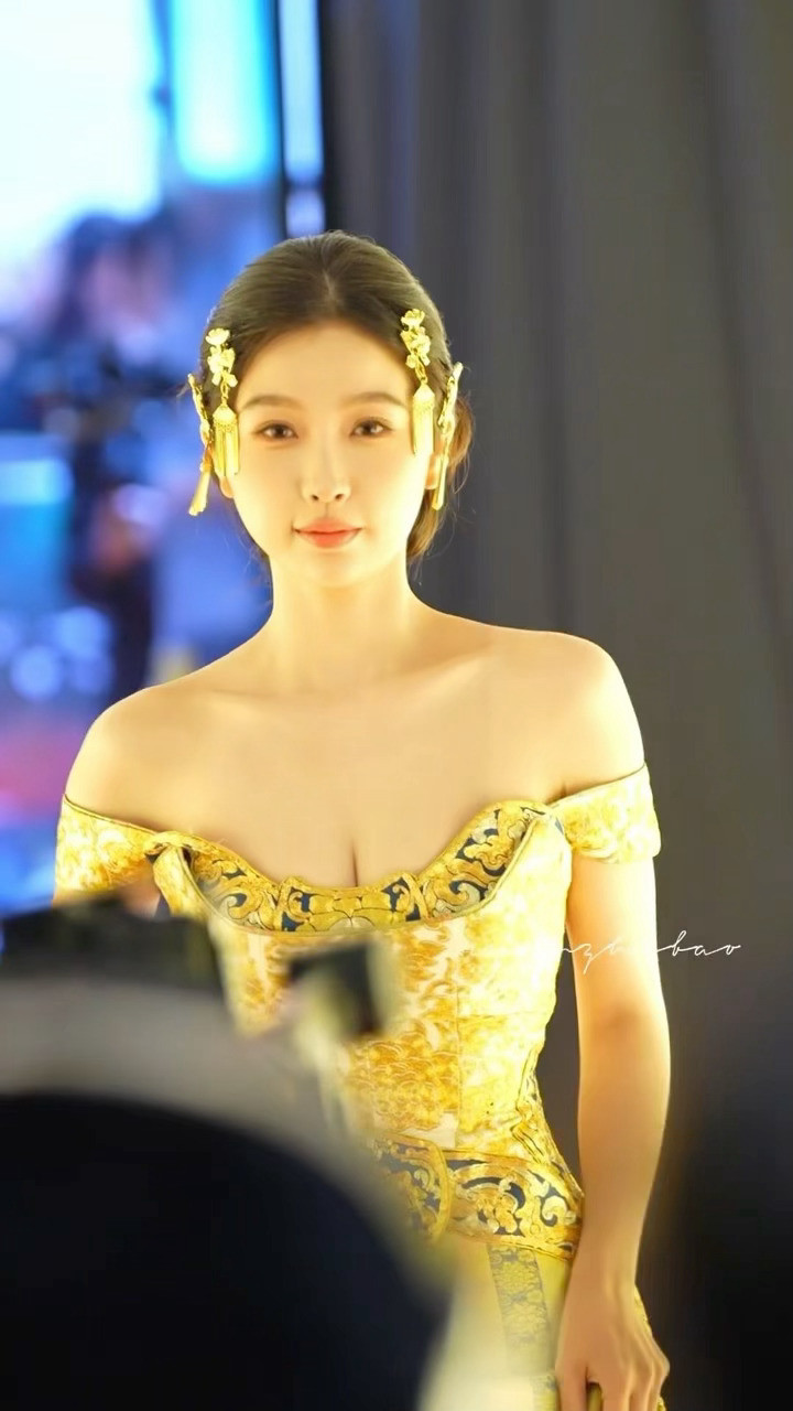 虞书欣参加泰国活动，金碧辉煌的露肩裙太美了，像皇室公主！