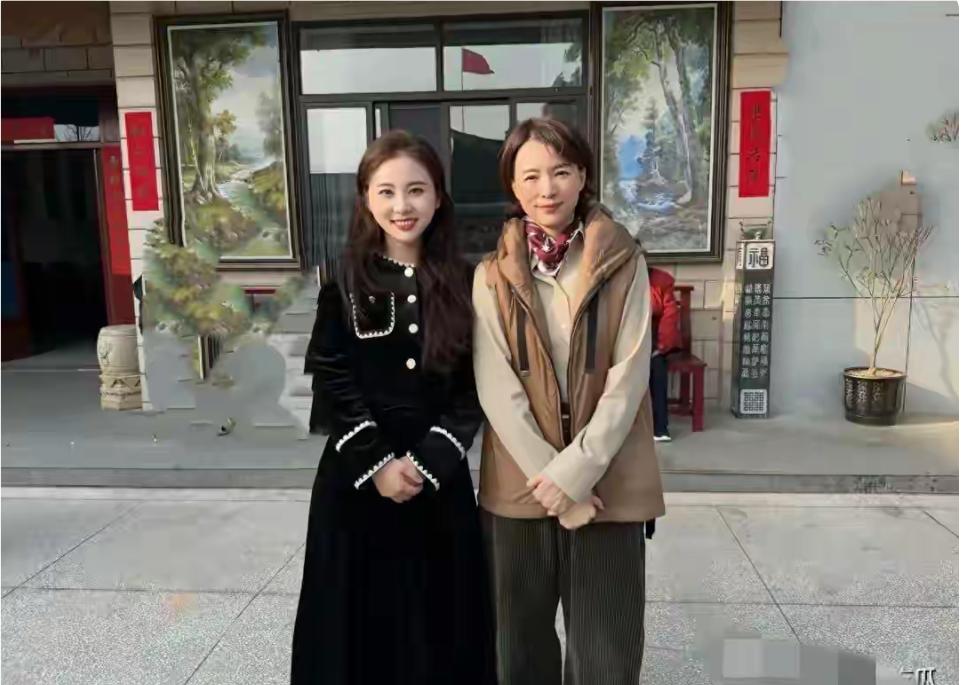 大年初二，53岁董卿低调地出现在了江苏老家，与亲人团聚吃饭。她穿着一件雅营品牌