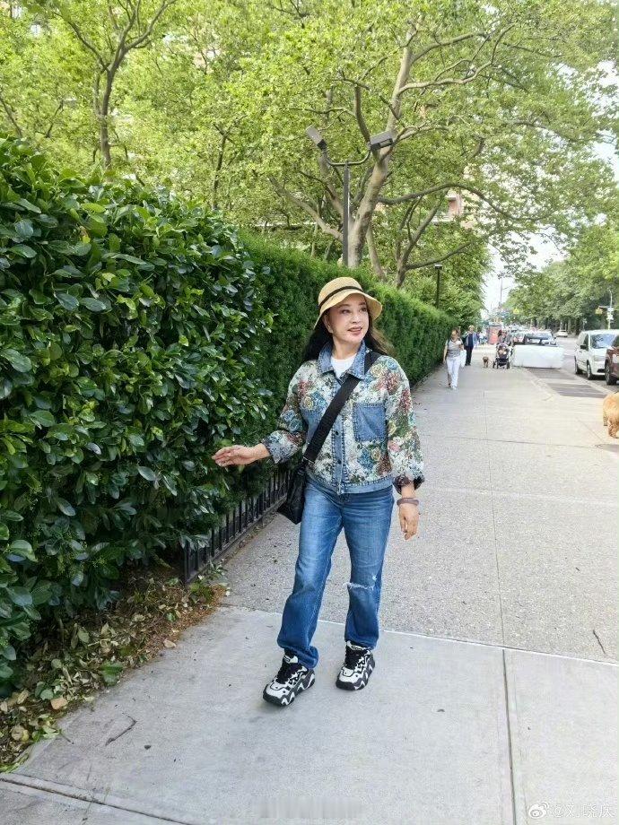 刘晓庆人生观晓庆奶奶可是女皇，能跟人家比嘛[捂脸哭][捂脸哭][捂脸哭]​​​
