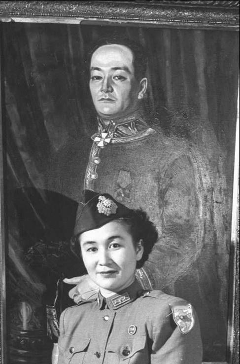 又一个用老照片杜撰新段子的。——图1不是胡兰畦，是中俄混血的阿里亚尼•李。其