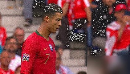 早期，C罗的任意球技艺胜过梅西；后期，梅西的任意球水平反超C罗，而2014年巴西