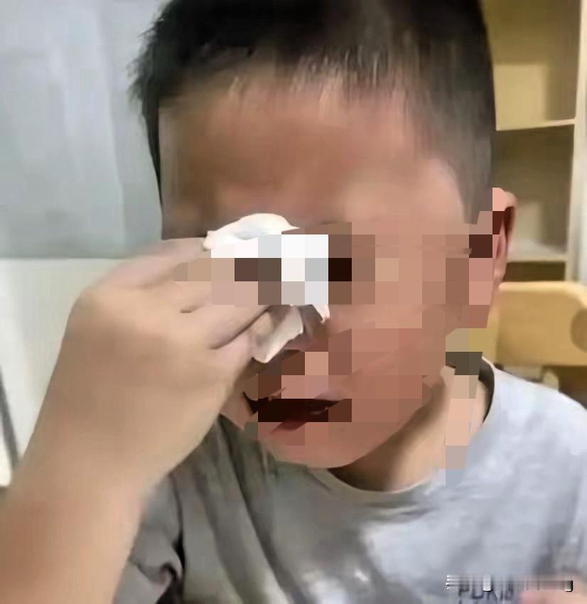 二年级儿子语文考97分，我盯着那扣掉的3分问他错在哪，孩子委屈巴巴反问：多对少、