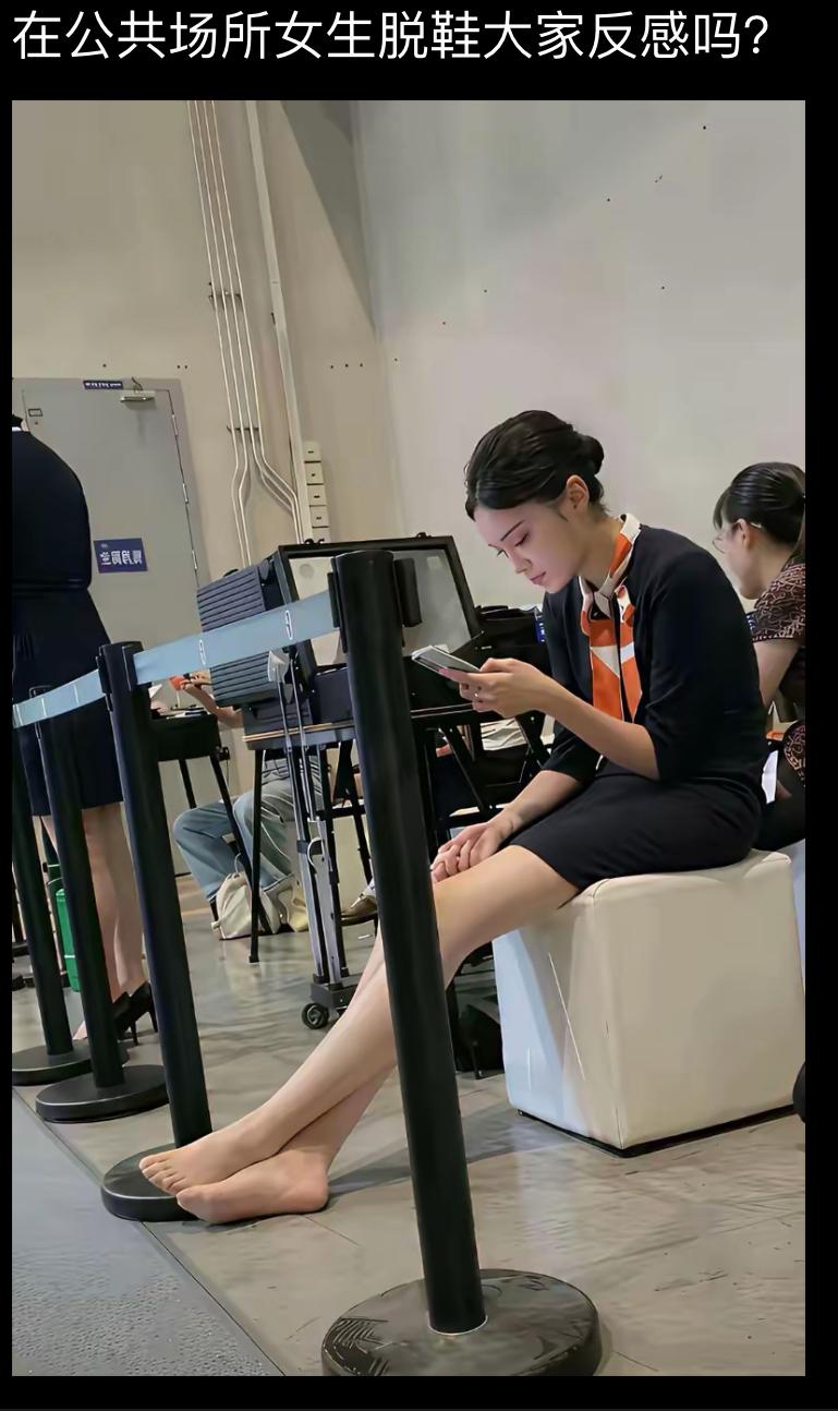 站了半天高跟鞋磨脚，趁着休息赶紧脱鞋松口气。本来只想偷偷歇两分钟，结果被拍下来讨