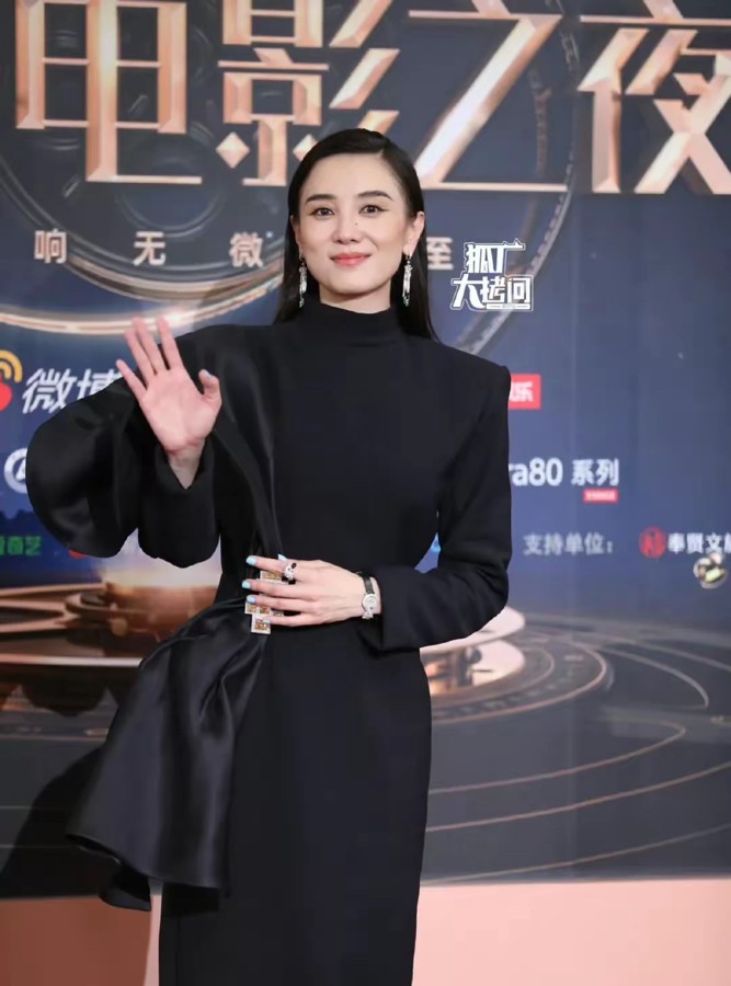 这一夜，全裹出镜的宋佳竟然赢了章子怡。同样是一身黑裙，很明显宋佳气场更强