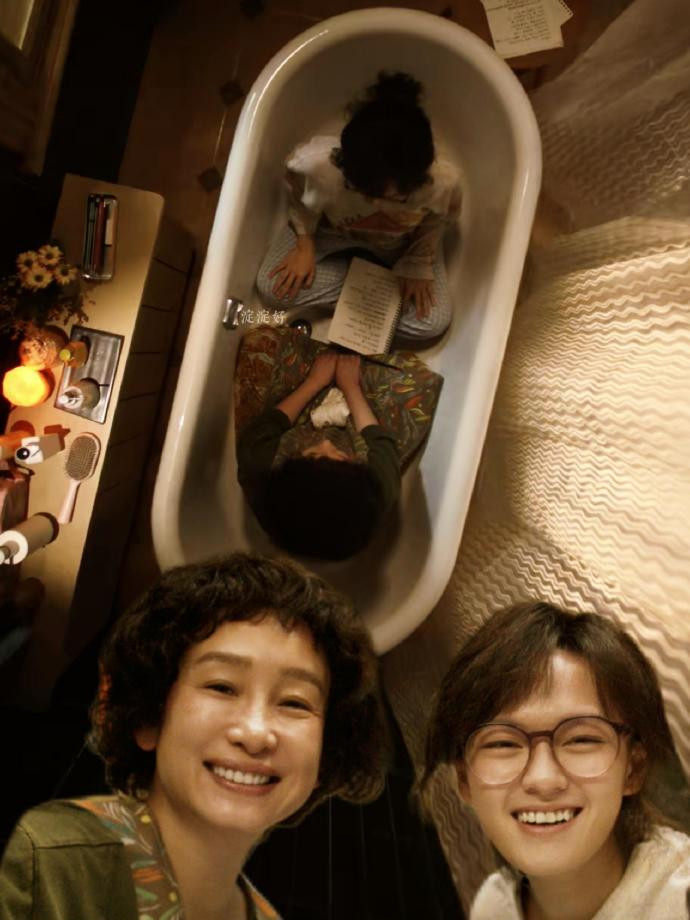 秦海璐我许可首映礼状态谁懂啊！首映礼上的秦海璐和电影里的胡春蓉判若两人，超强角