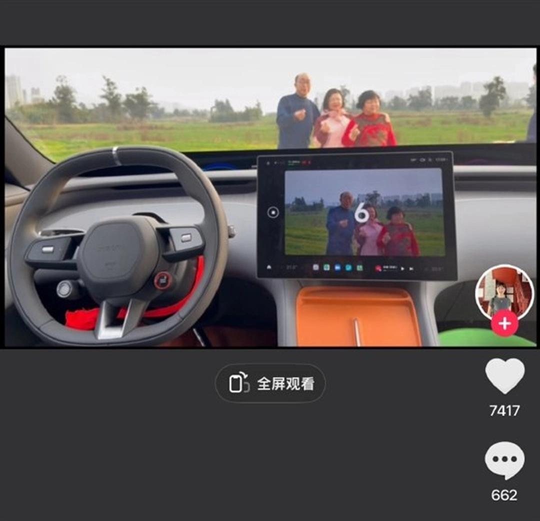 雷军这一招，真把我看愣了。春节期间小米汽车搞了个新玩法——用车载摄像头拍全家福。