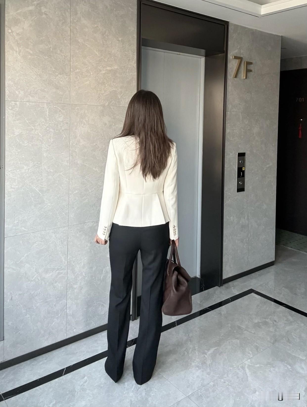 职场穿搭怎样更显女人味?优雅白领风，7F电梯前，时尚穿搭指南