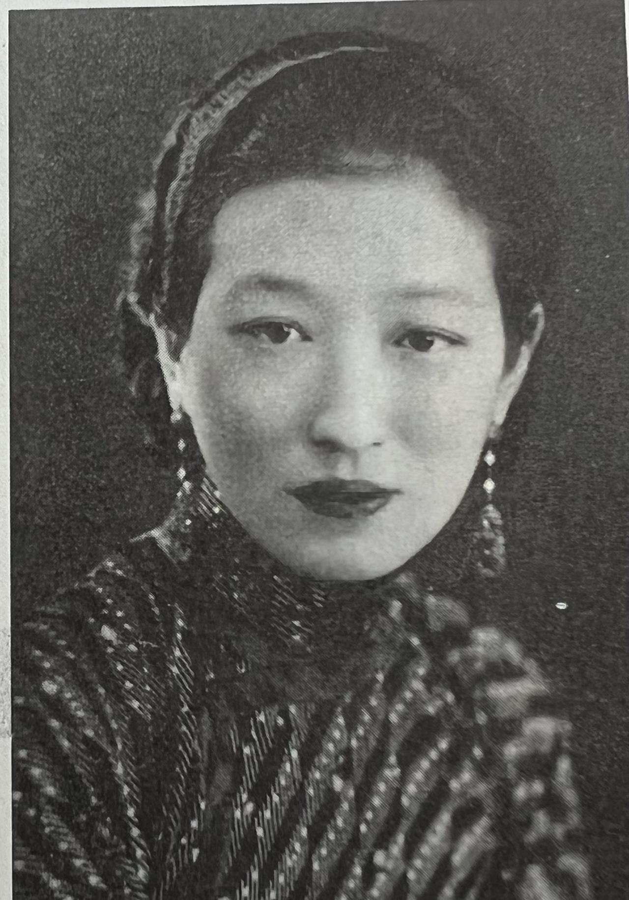 1949年冬夜，盛方颐冻僵的手指抠着瓷盒里最后一点鸦片，这位曾被78个仆人