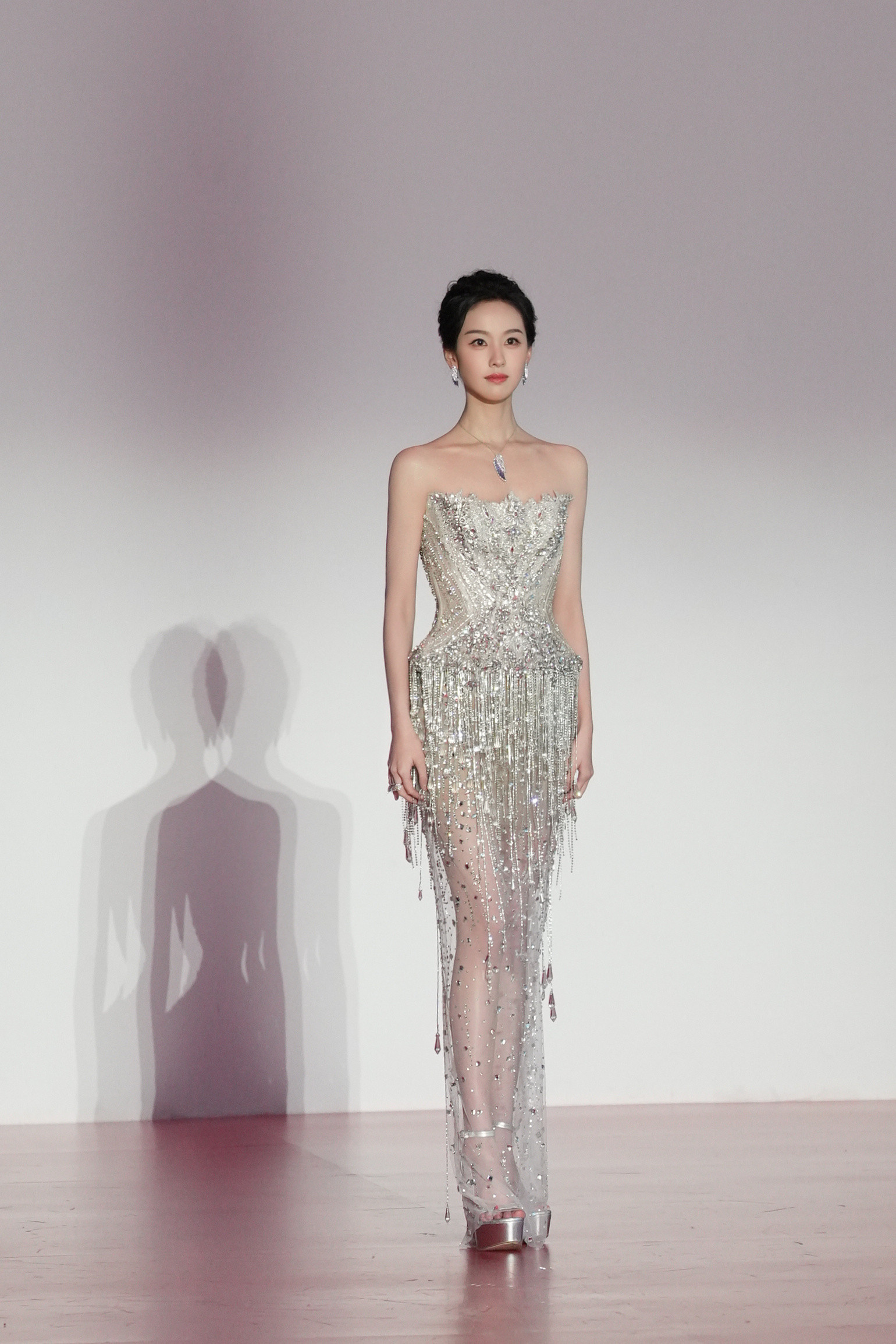 陈都灵现代装也拍出了神性百变色彩穿搭，温柔如水，优雅如月，360度都好看的嘟嘟